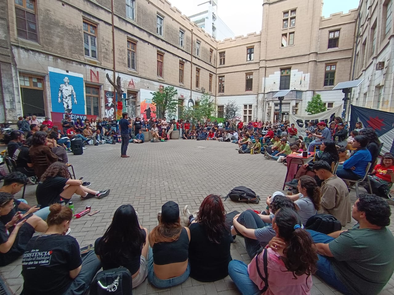 Toma en Humanidades y asambleas en la UNR. Todxs a la plaza san Martin y movilización a la tarde