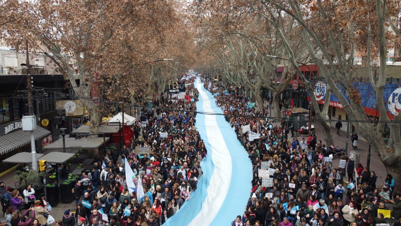 Mendoza: semana de aulas vacías y calles colmadas