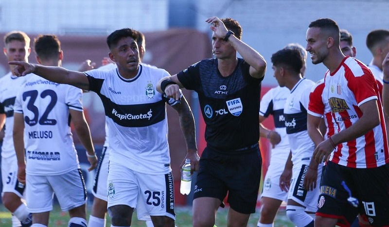 Gimnasia guapeó más que Barracas, pero la suerte y Lamolina le negaron los goles