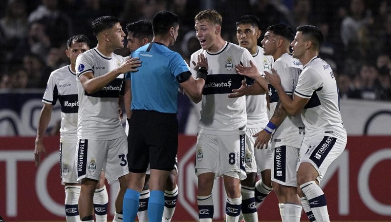 Sudamericana: Gimnasia sufrió un robo a VAR armado y la Conmebol le regaló el partido a Goiás