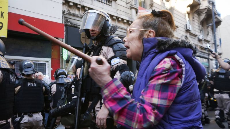 Marcha de jubiladas y jubilados contra el veto presidencial