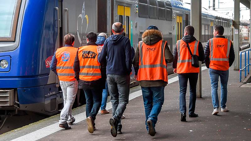 Ferroviarios y trabajadores de centrales nucleares se suman a la huelga petrolera en Francia