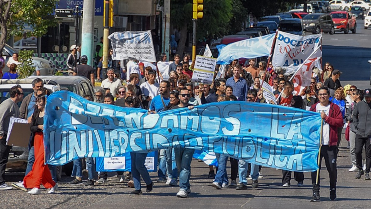 Mañana tenemos que ser miles en las calles de Chubut. Arriba el presupuesto, abajo todo el plan de Milei