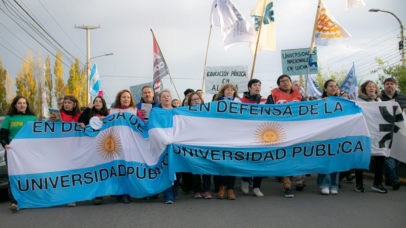 Río Gallegos: masiva movilización en defensa de la Universidad Pública