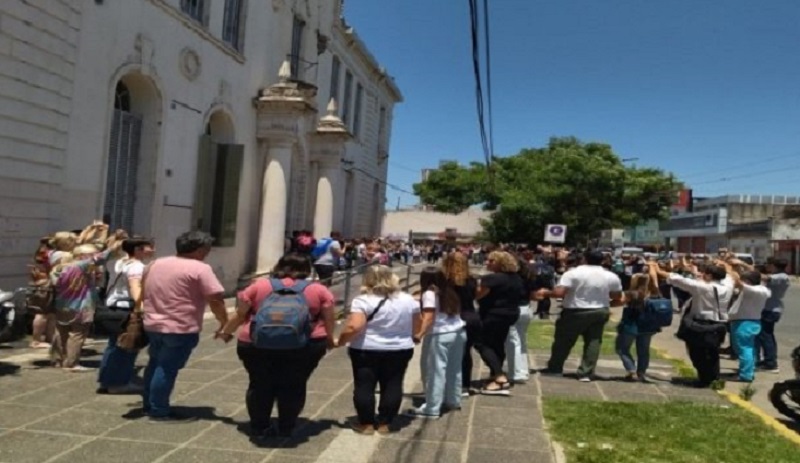 Abrazo simbólico en las puertas del secundario Brown