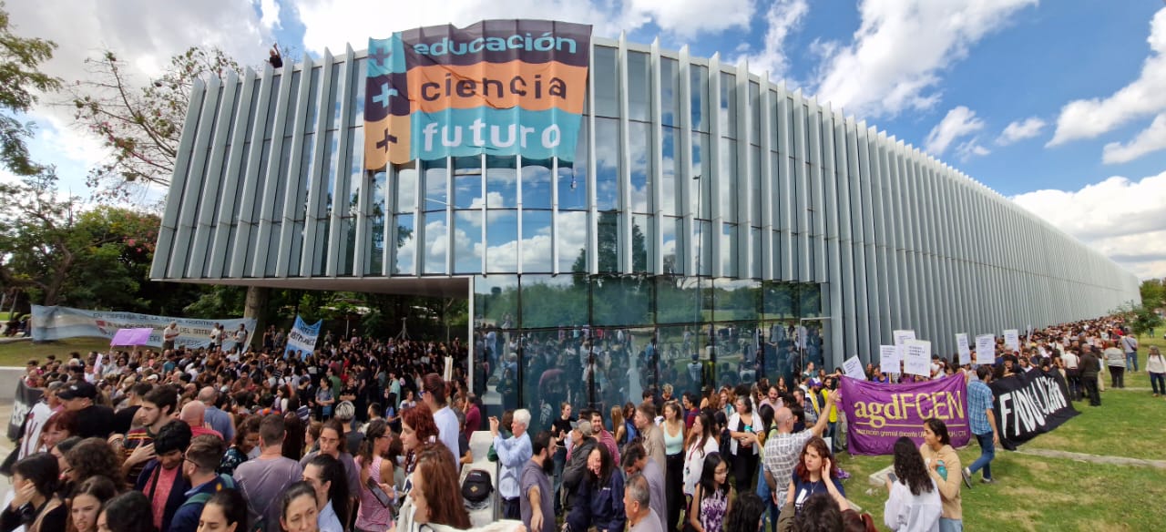 Abrazo al edificio de Exactas UBA convoca a una gran cantidad de estudiantes, científicos y docentes