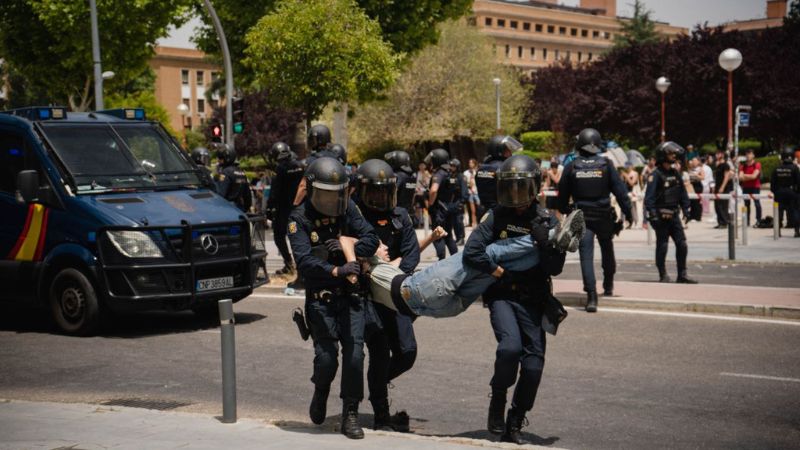 La policía desaloja el corte de carretera de los estudiantes acampados en Madrid en solidaridad con Palestina