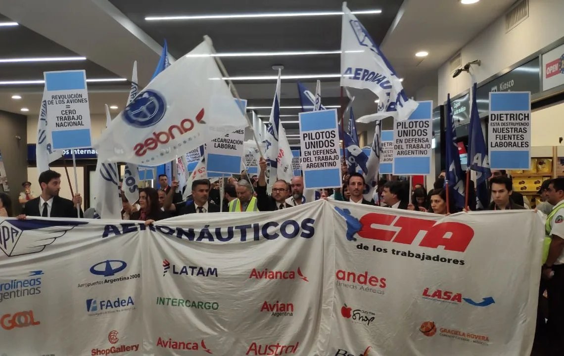 Aeronáuticos: comenzaron las asambleas en Aeroparque ante un ataque salarial del gobierno