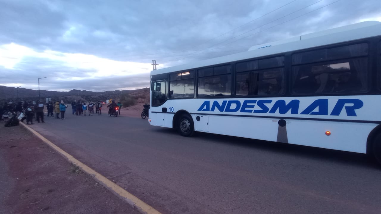 Mendoza: en Potrerillos también hubo cacerolazo contra el aumento del transporte