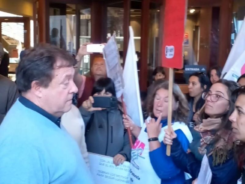 Bariloche: Docentes confrontaron a Weretilneck en plena campaña