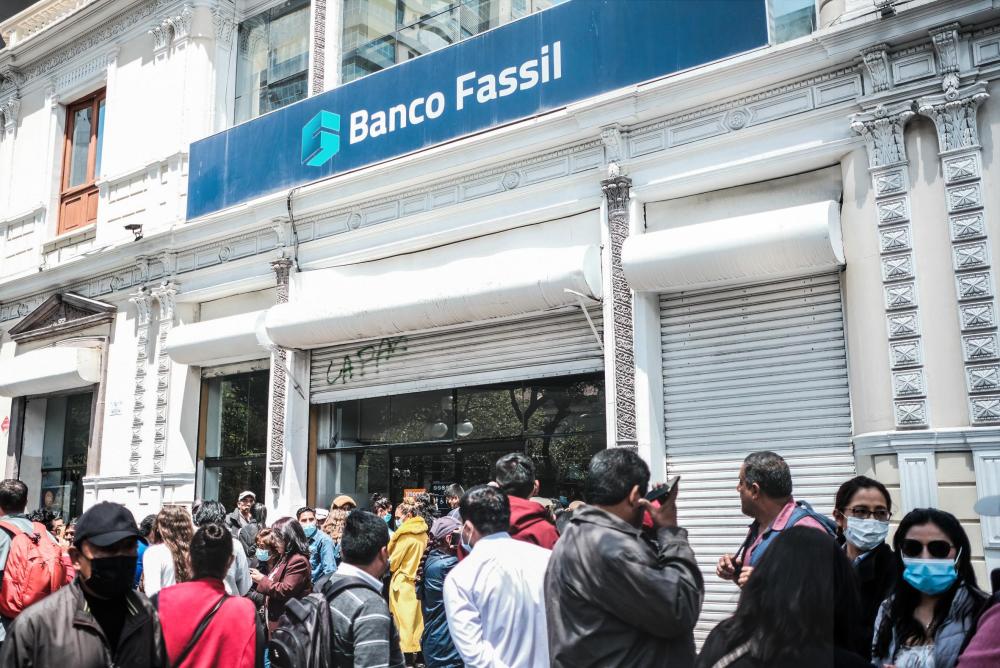 ¿Crisis en el Banco Fassil? Banqueros siguen lucrando mientras ahorristas protestan en Bolivia