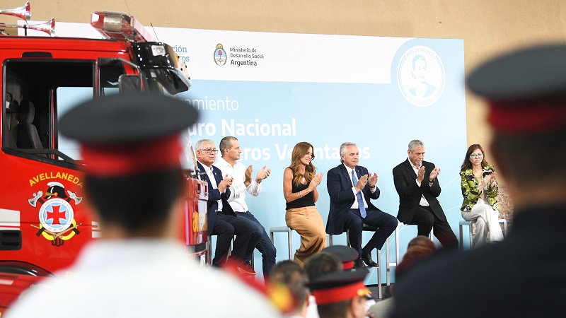 Alberto lanzó un seguro para bomberos voluntarios mientras ajusta el Ministerio de Ambiente