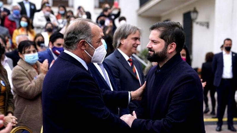 Boric y empresarios proponen reducir jornada laboral a cambio de más flexibilidad y precarización