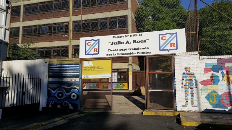 Estudiantes y profesores resisten el cierre de cursos en el Colegio N°8 “Julio A. Roca”