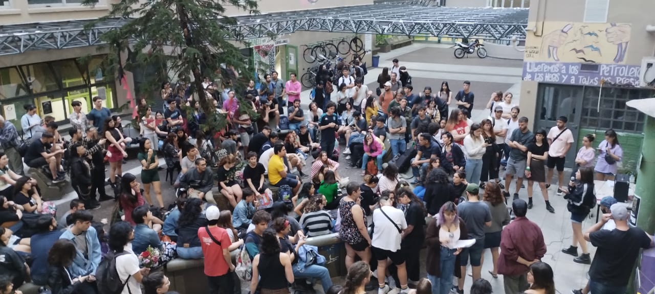 Asamblea de 200 estudiantes en Filosofía y Letras: “Si tocan a uno, tocan a todos”