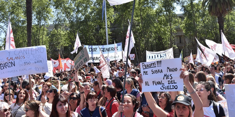 Tras una gran lucha, y con el chantaje de los descuentos, la docencia aceptó la oferta de Perotti