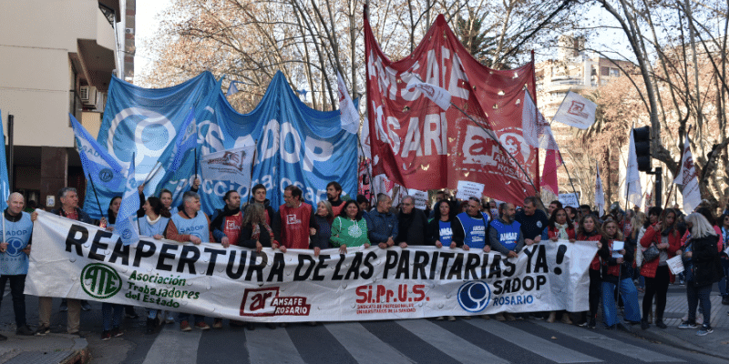 Docentes y estatales marchan en Rosario: la primera jornada de paro