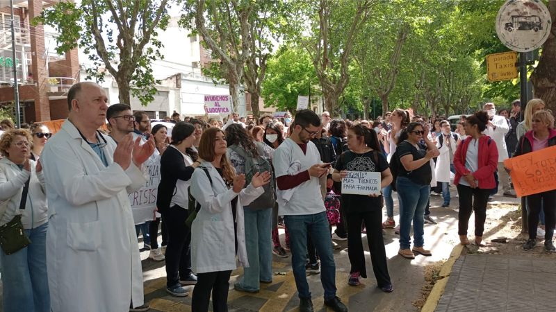 Trabajadores y trabajadoras del Hospital de Niños de La Plata se movilizaron a Gobernación