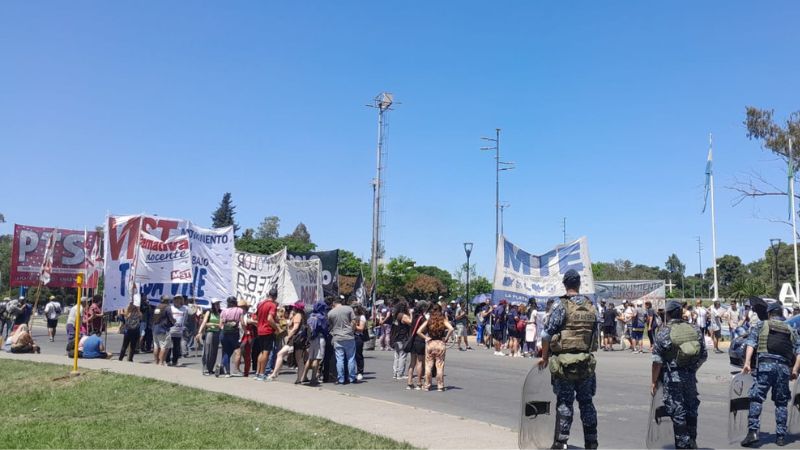 Jornada de paro y cortes: organizaciones concentraron en la subida de la Autopista de La Plata