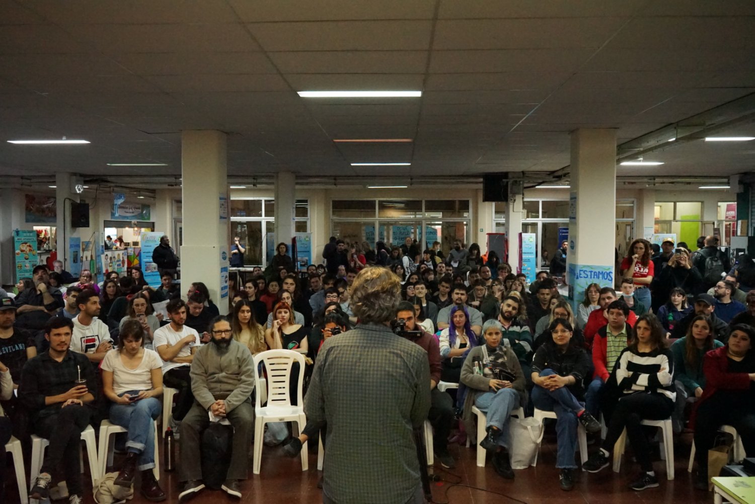 Alrededor de 300 estudiantes en el lanzamiento de la Catedra Libre Karl Marx en la UBA