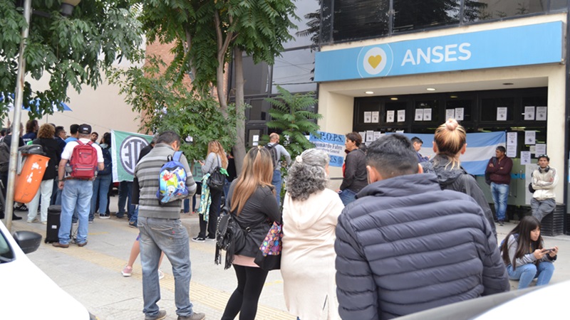 Asamblea contra los despidos en la sede de Anses de Neuquén