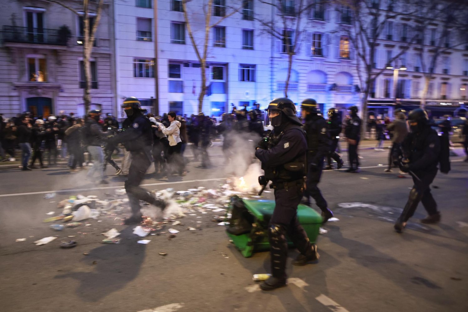 Noche de furia, manifestaciones espontáneas y brutal represión en toda Francia