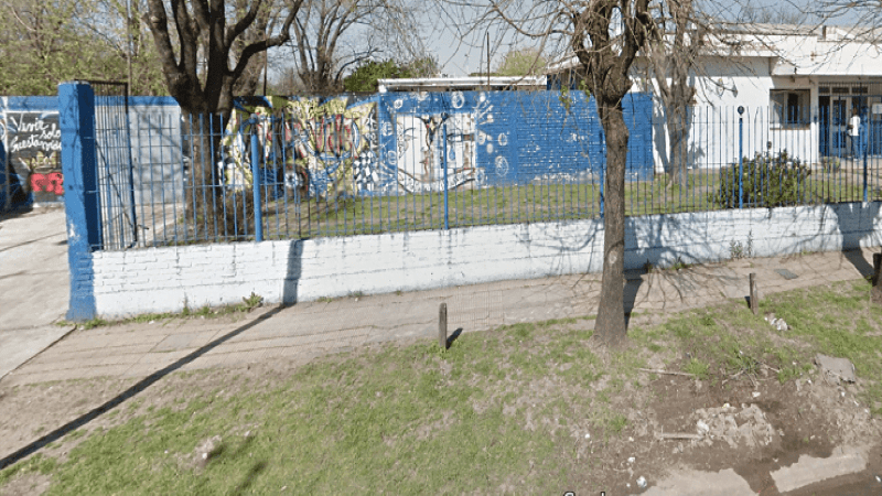 La Secundaria N° 38 y Primaria N° 50 de Castelar sin edificio. Traslados y virtualidad. Docentes y familias temen por su desmantelamiento.