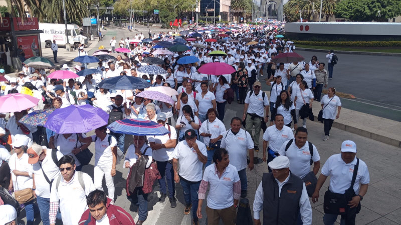 Personal de apoyo y asistencia a la educación para labores y miles se movilizan en la CDMX