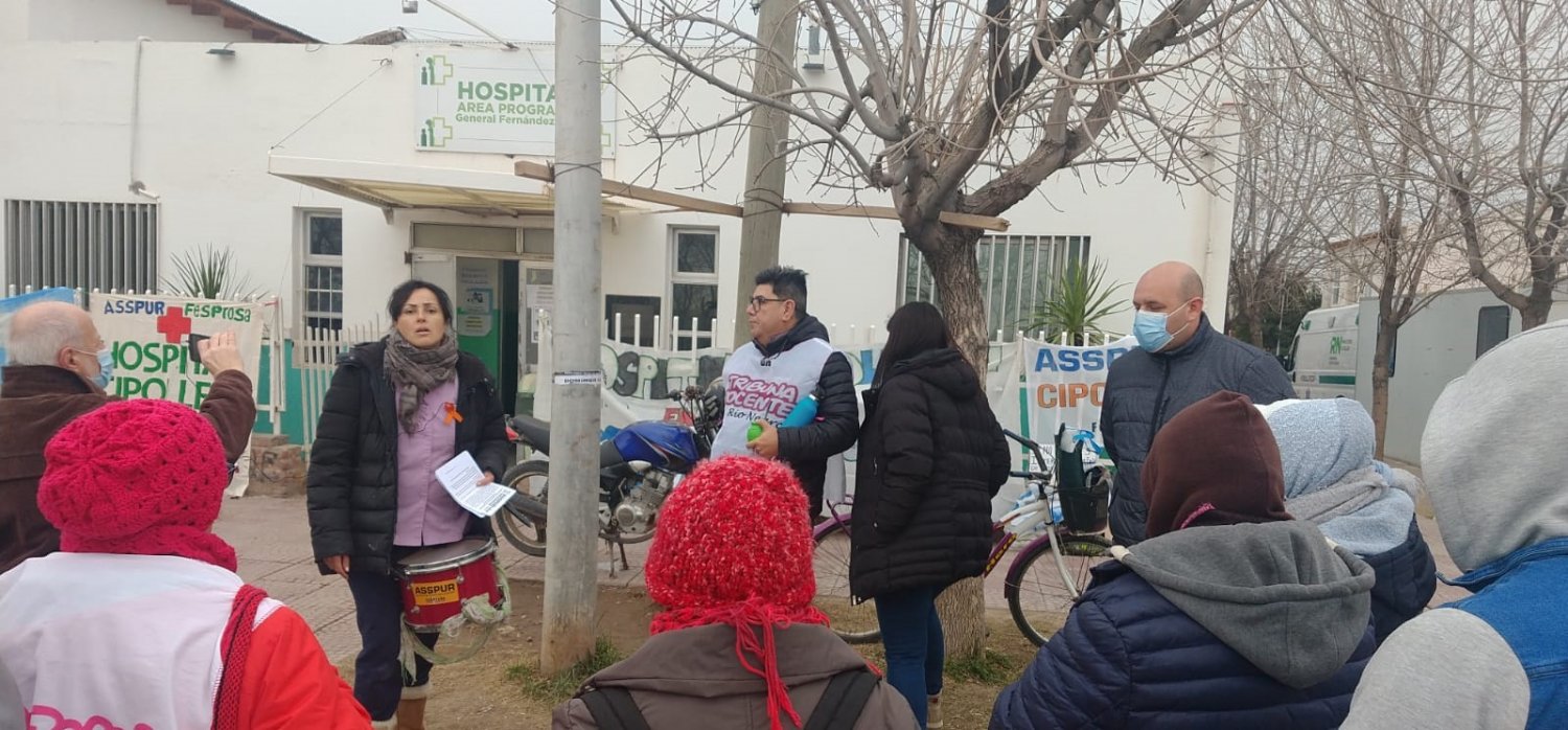 Trabajadores de salud reclamaron por la falta de recursos en el hospital de Fernández Oro 