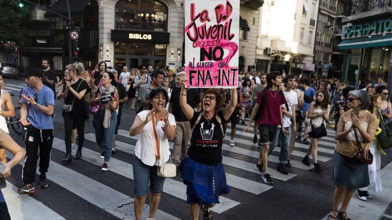 Masiva movilización al Fondo Nacional de las Artes y el Instituto Nacional del Teatro