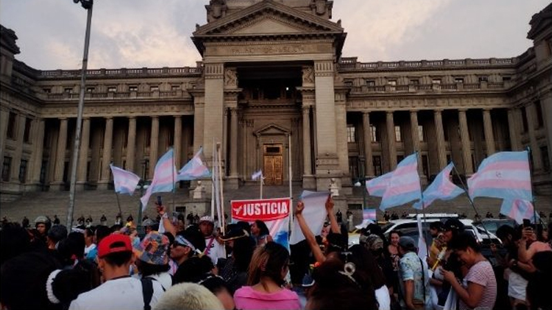 Marchan contra ola de transfemicidios: “Cuando una trans muere, nunca muere”