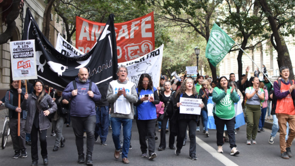  Importante marcha para exigir la liberación de los detenidos por la movilización contra la Ley Bases