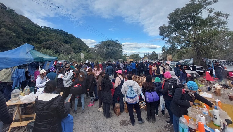 [Video] Salta: Gendarmería amenaza con desalojar a docentes y personal de salud de la Ruta 51