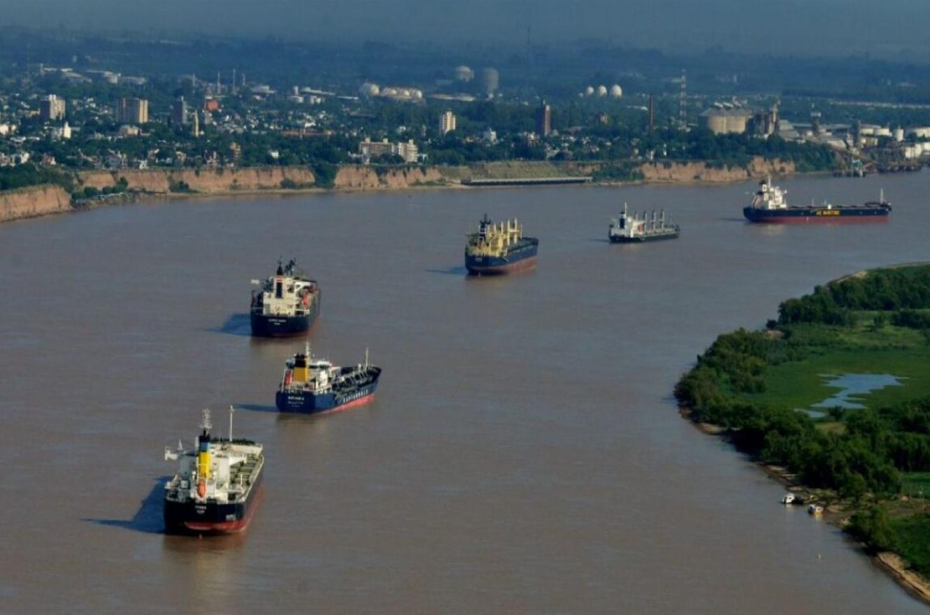 Milei negocia la entrega de la Hidrovía Paraná - Paraguay a una empresa propiedad de Black Rock