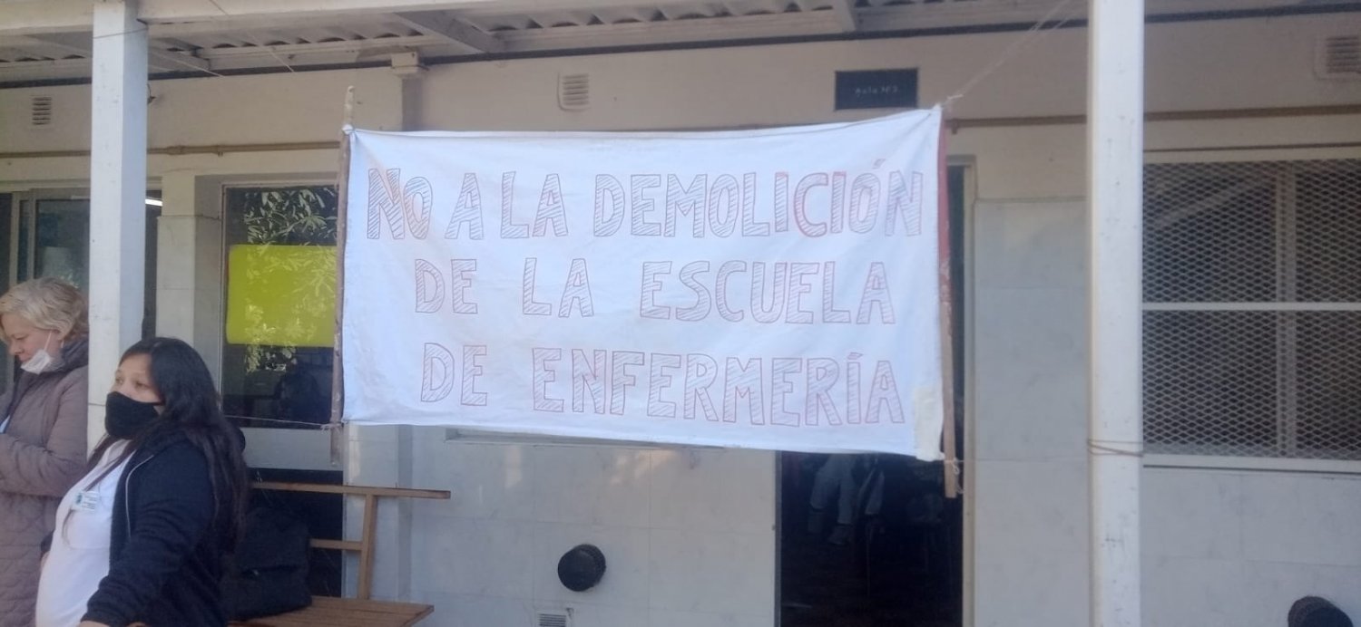 Estudiantes y docentes exigen en persona a Ferraresi que no se derribe su escuela