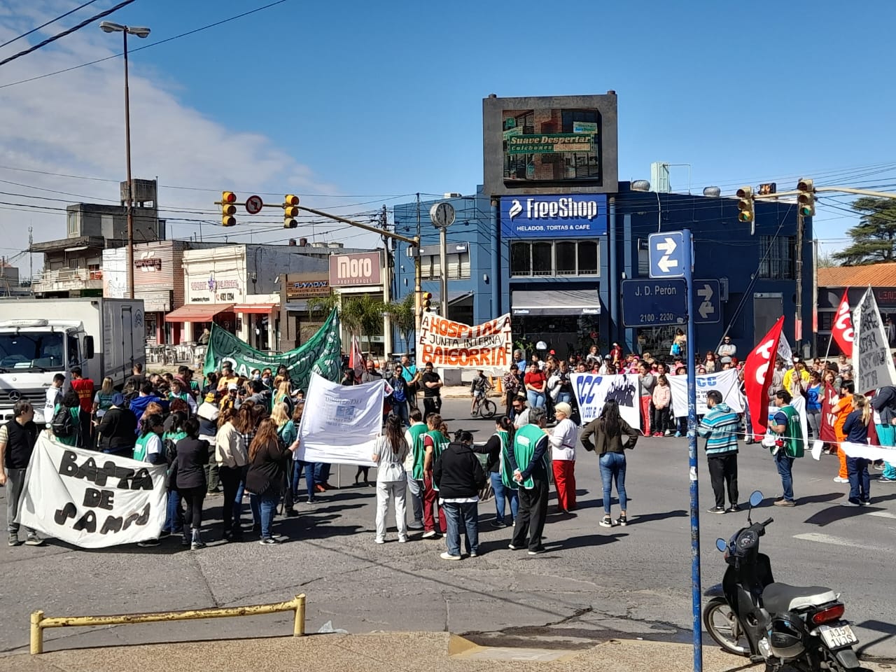 Trabajadores del Hospital Gamen marchan por sus reclamos