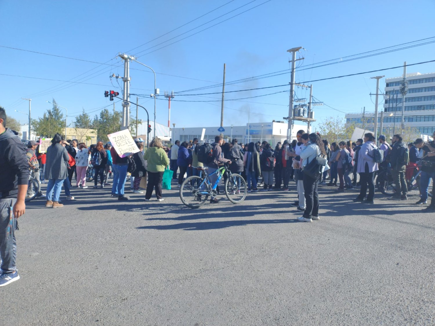 Comunidades educativas de distintas escuelas cortaron calles en Neuquén Capital