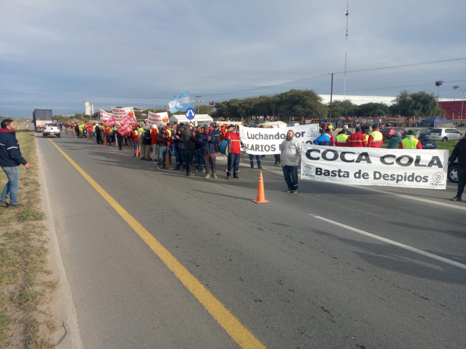 Trabajadores de Coca Cola: Sigue el paro y hay corte en la puerta de la fábrica 