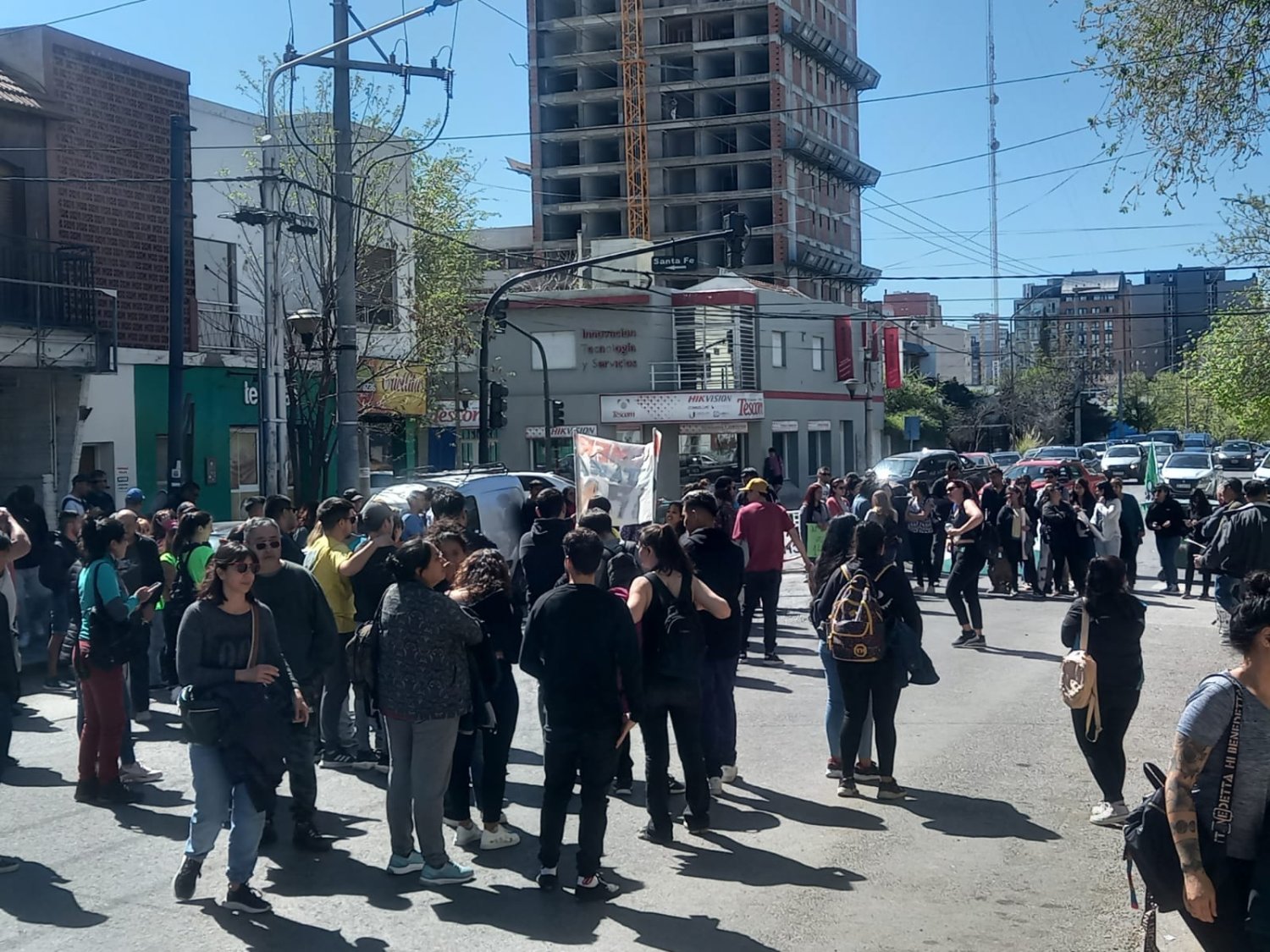 Paro y corte en el Hospital Castro Rendón por falta de insumos, escuchá a sus protagonistas