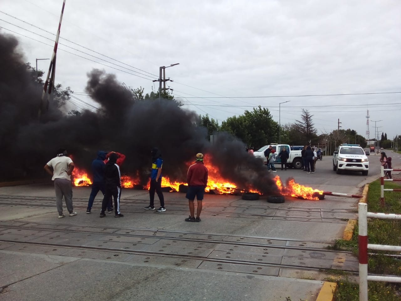 Sin luz, sin agua y sin respuesta: familias de Villa Rosa cortan la Ruta 25