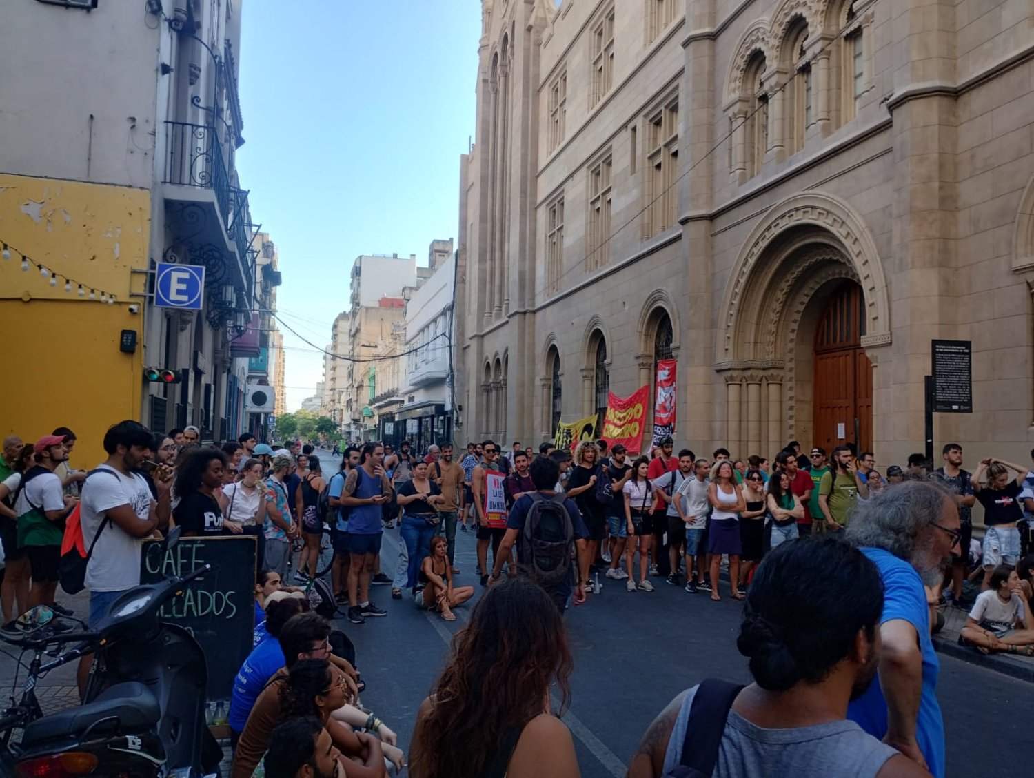 La lucha continua! Lxs estudiantes tenemos que seguir organizadxs contra el DNU y el plan motosierra de Milei.