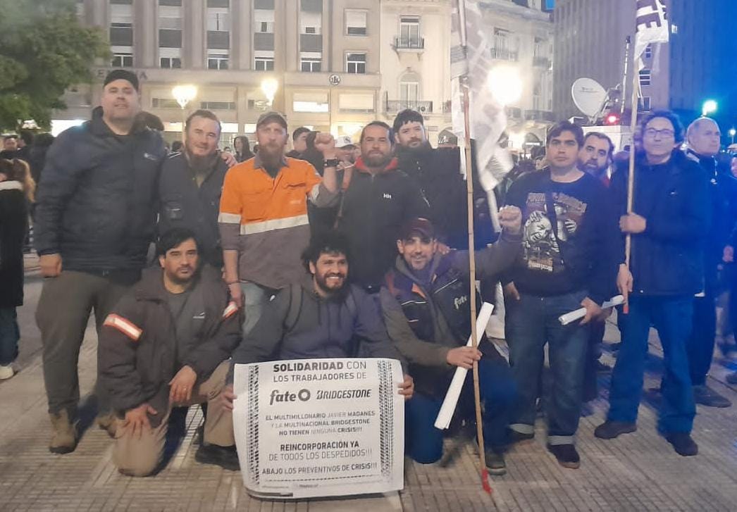 Trabajadores de Acindar en la Plaza de Mayo para coordinar la pelea