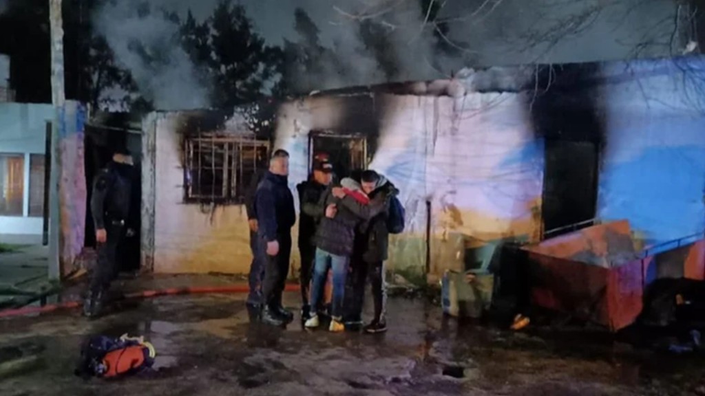 El Estado es responsable: dos niñas y un joven murieron tras el incendio de su vivienda en La Plata