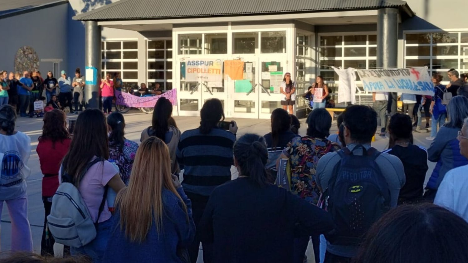 Enorme abrazo al Hospital de Cipolletti en defensa de la salud pública