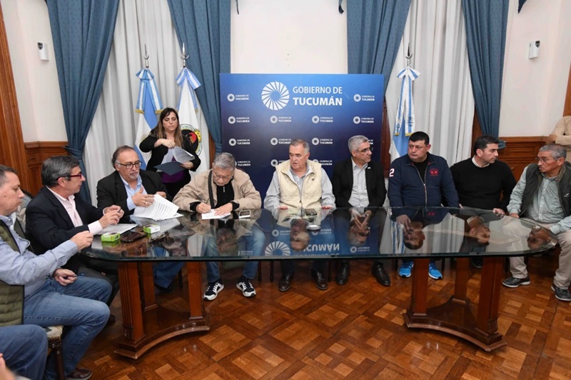 Paritaria azucarera: sin asambleas, la FOTIA se bajó del paro y aceptó la 'paz social' de las patronales y el gobierno