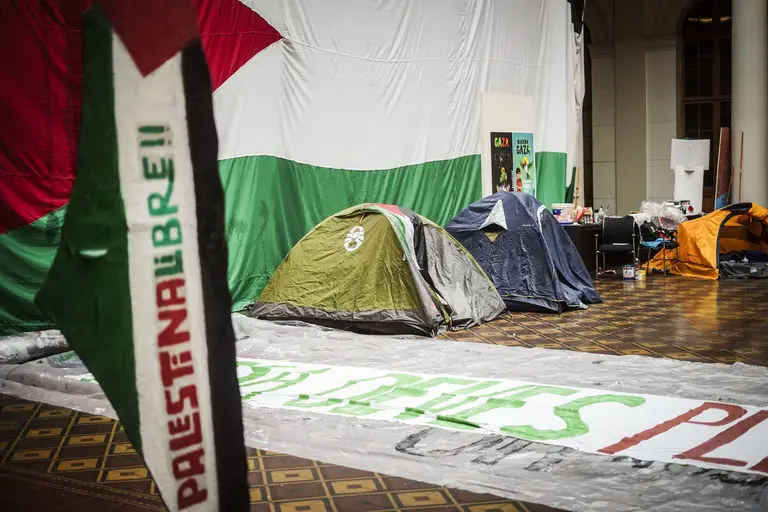 Presidente del sindicato Starbucks llama a solidarizar con acampe por Palestina en U. de Chile