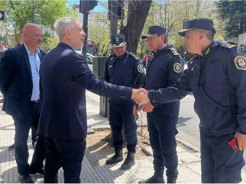 Mega operativos contra vendedores ambulantes en La Plata y CABA