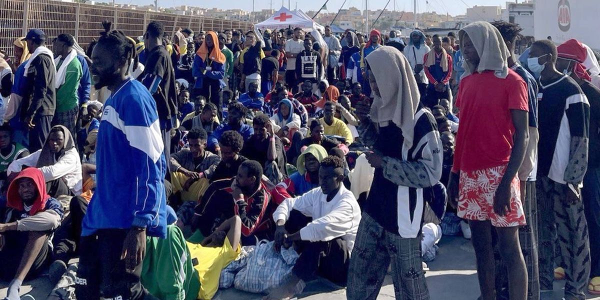 Récord de refugiados llegaron a Lampedusa en un solo día: hay que terminar con las fronteras europeas