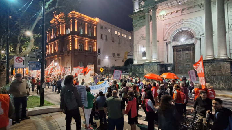 En Rosario hubo concentración y corte contra la nueva Ley Ómnibus