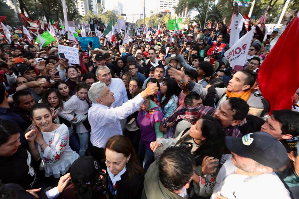 López Obrador encabezó una gran marcha en apoyo a su Gobierno